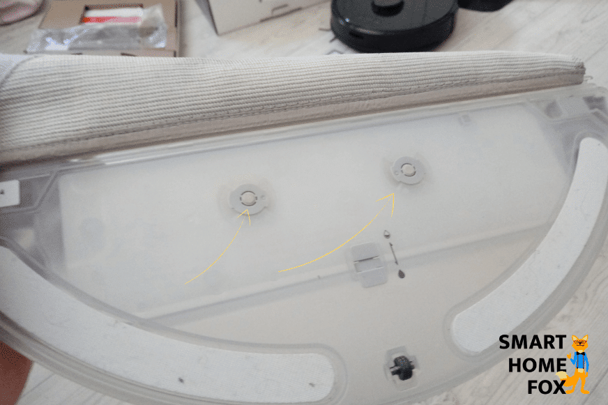 Пружинная конструкция Roborock S5 Max для дополнительного давления на швабру.